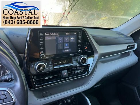 Used 2021 Toyota Highlander XLE AWD/4WD image 16