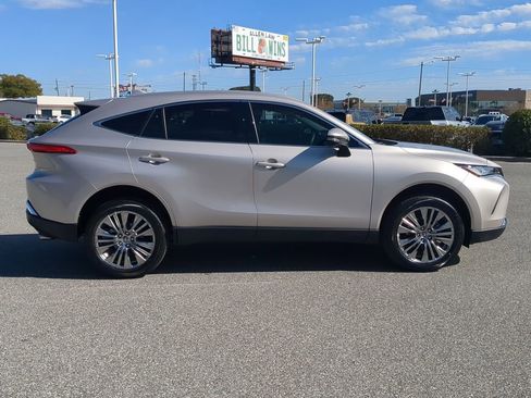 Used 2023 Toyota Venza LE image 12