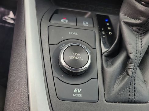 Used 2022 Toyota RAV4 XLE image 22