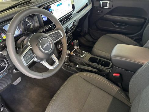 Used 2025 Jeep Wrangler Unlimited Sahara AWD/4WD image 10