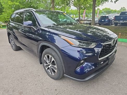 Used 2022 Toyota Highlander XLE AWD/4WD image 2
