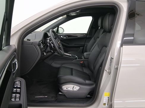New 2026 Porsche Macan image 5