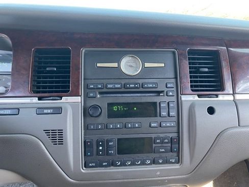 Used 2005 Lincoln Town Car Signature image 18