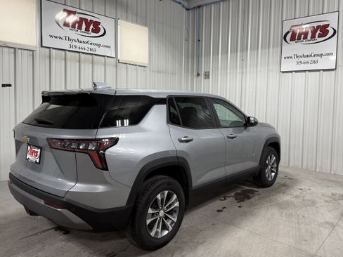 Used 2025 Chevrolet Equinox LT image 3