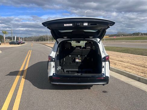 Used 2024 Toyota Sienna Platinum image 8