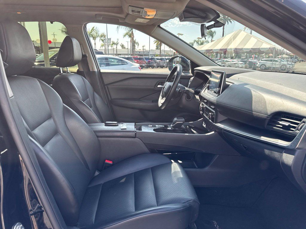 Used 2025 Nissan Rogue SV w/ SV Premium Package FWD image 9
