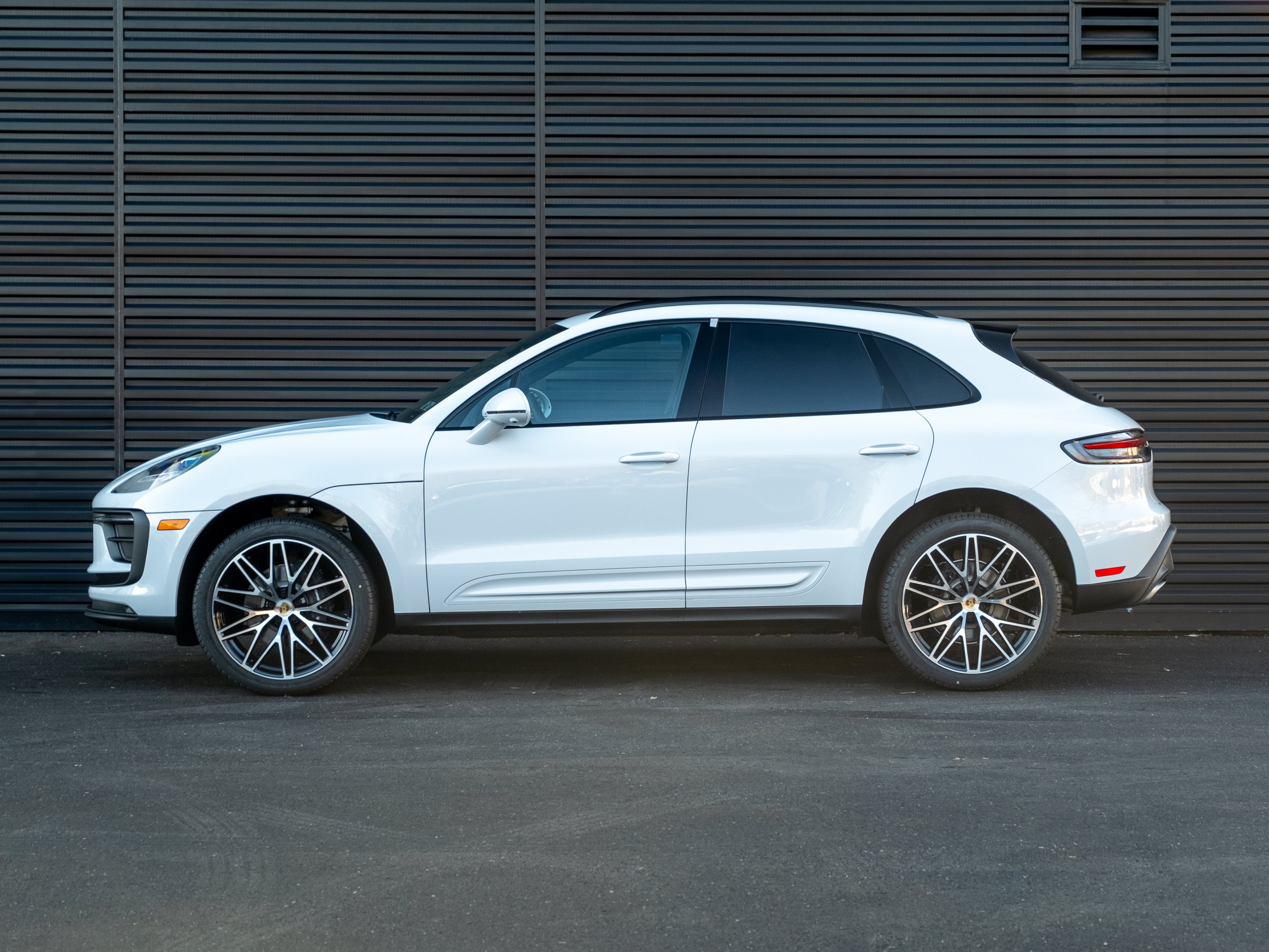 Certified 2026 Porsche Macan AWD/4WD image 2