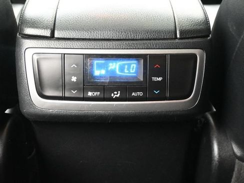 Used 2019 Toyota Highlander SE w/ Nightshade Edition FWD image 22