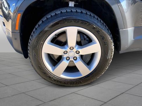 Used 2024 Land Rover Defender 110 SE image 10