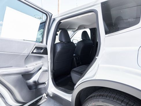 New 2025 Mitsubishi Outlander SE image 16