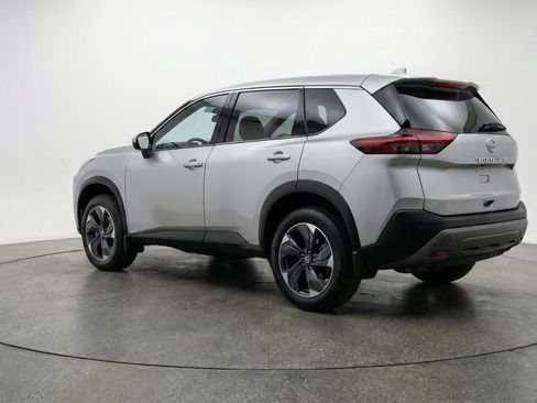 Used 2025 Nissan Rogue SV image 6