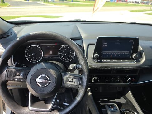 Used 2024 Nissan Rogue S FWD image 9