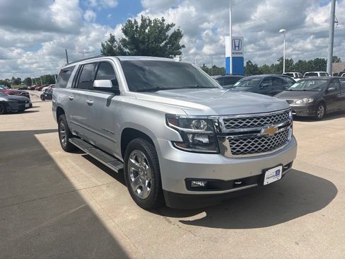 Used 2017 Chevrolet Suburban LT w/ LT Signature Package AWD/4WD image 3
