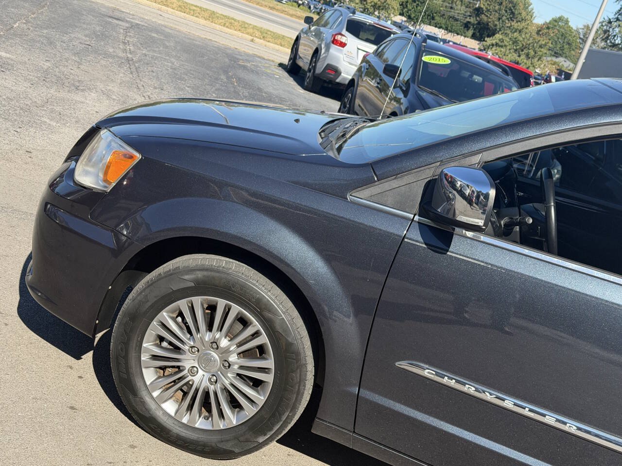 Used 2013 Chrysler Town & Country Touring-L w/ Driver Convenience Group FWD image 2