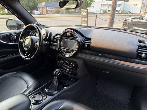 Used 2019 MINI Cooper Clubman ALL4 w/ Premium Package AWD/4WD image 18