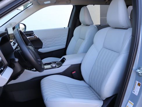 Used 2025 Mitsubishi Outlander SEL image 3