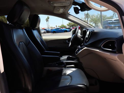 Used 2022 Chrysler Pacifica Touring-L FWD image 37