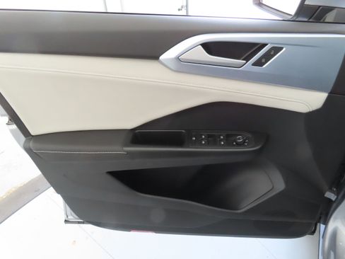 New 2025 Volkswagen Taos SE image 11