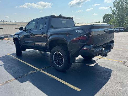 Used 2025 Toyota Tacoma TRD Sport AWD/4WD image 4