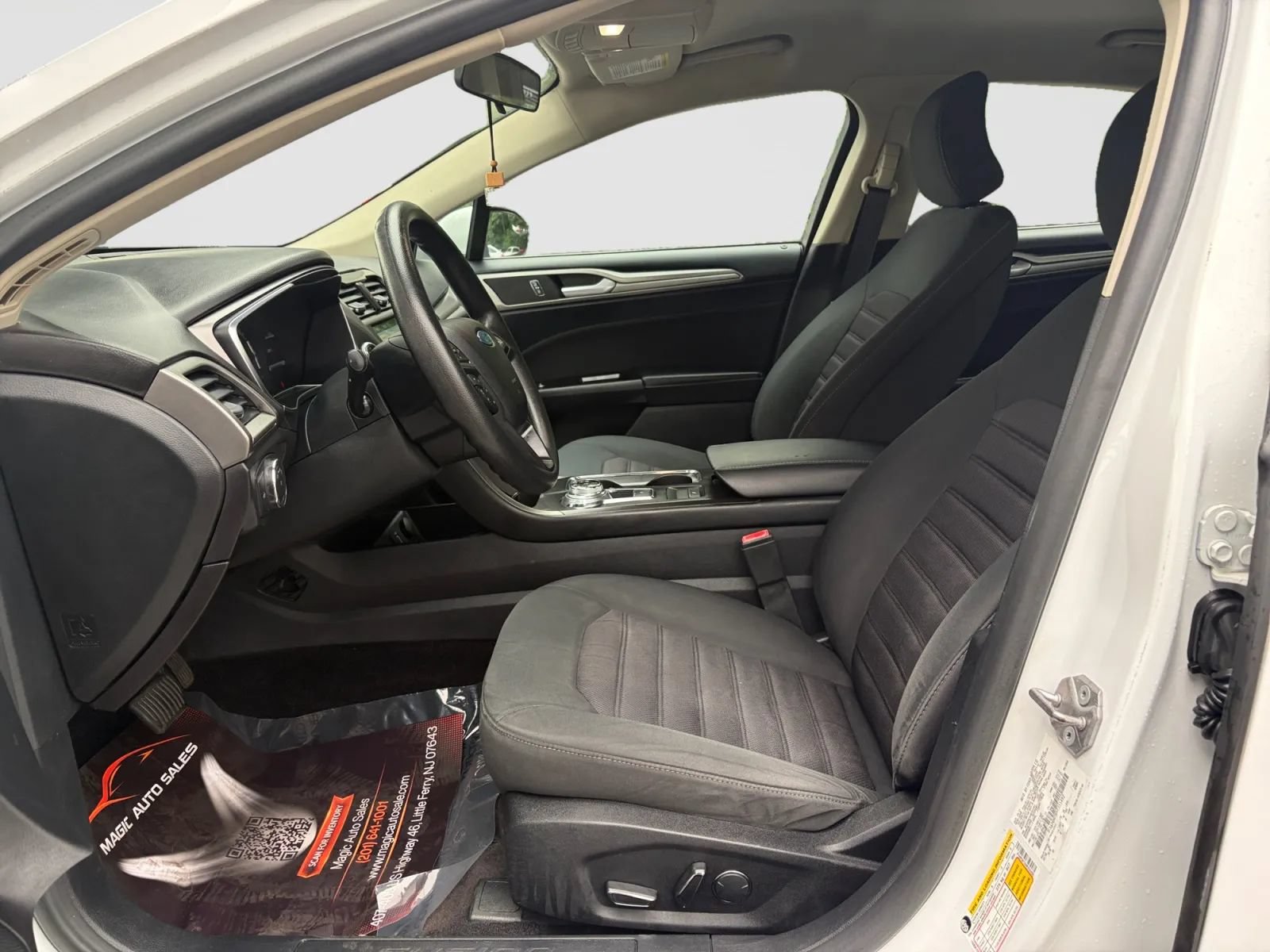 Used 2017 Ford Fusion SE w/ Fusion SE Technology Package FWD image 12