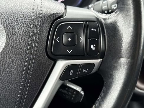 Used 2017 Toyota Highlander XLE image 24