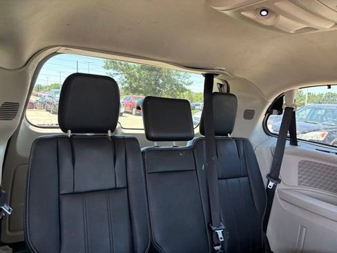 Used 2014 Chrysler Town & Country Touring FWD image 22