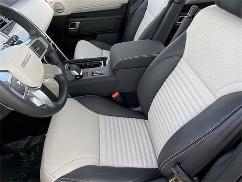 Used 2025 Land Rover Discovery Dynamic SE image 6