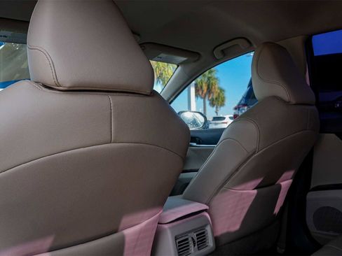 Used 2018 Toyota Camry L image 12