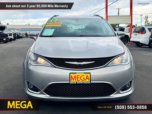 Used 2017 Chrysler Pacifica Touring-L FWD image 4