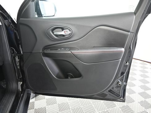 Used 2019 Jeep Cherokee Trailhawk w/ Cold Weather Group AWD/4WD image 12