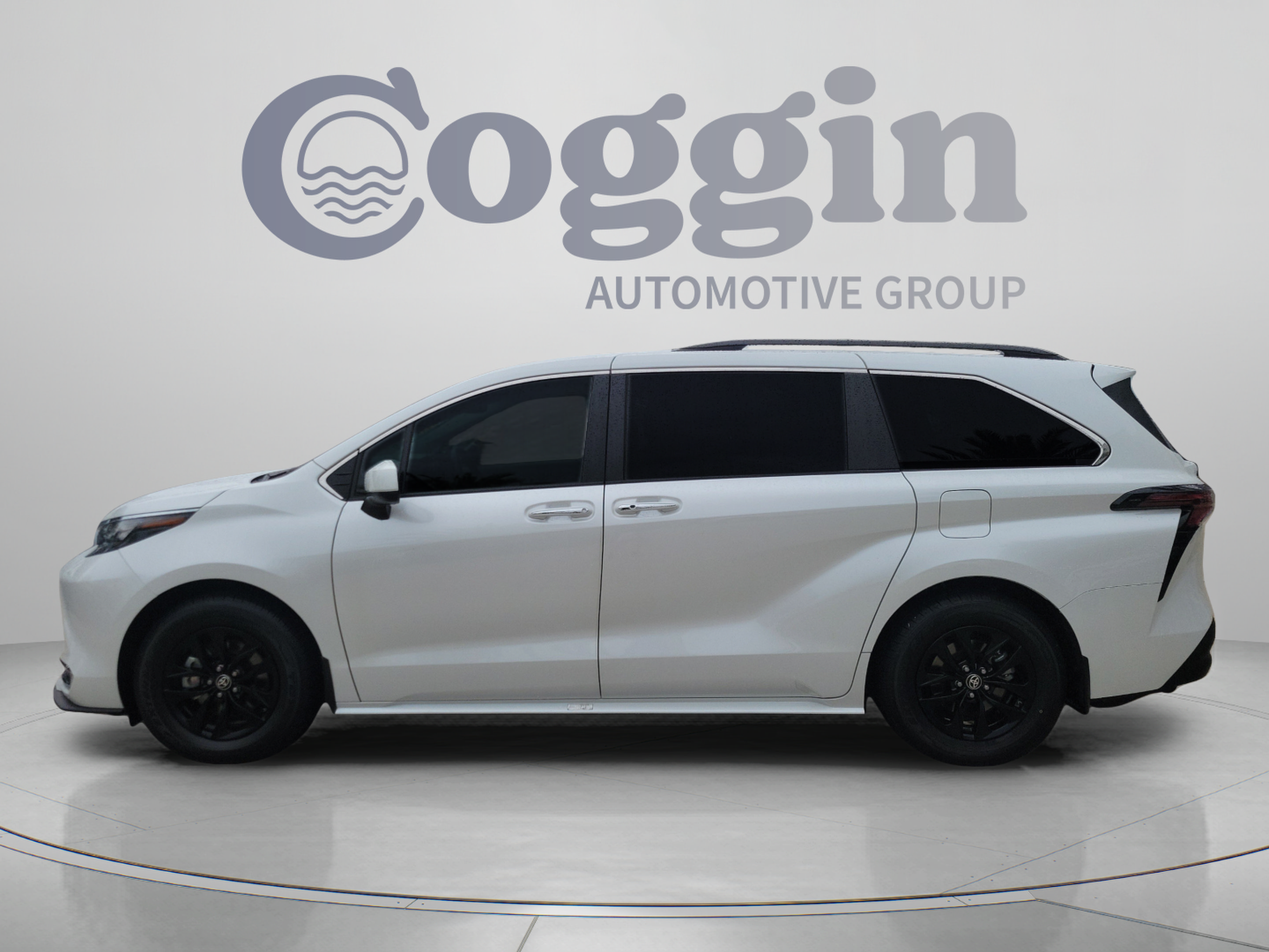Certified 2024 Toyota Sienna XLE FWD image 2