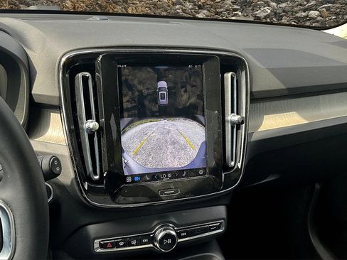 Used 2023 Volvo XC40 B5 Plus image 20