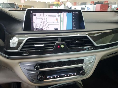Used 2022 BMW 750Li xDrive AWD/4WD image 24