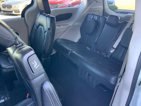 Certified 2024 Chrysler Pacifica Touring-L FWD image 17