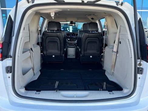 Used 2023 Chrysler Pacifica Touring-L image 38