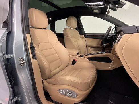 Certified 2025 Porsche Macan AWD/4WD image 23
