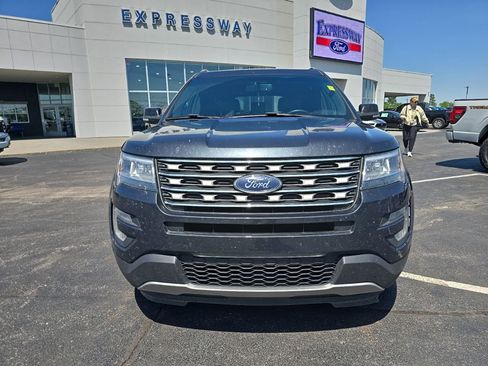 Used 2017 Ford Explorer XLT w/ Equipment Group 202A FWD image 2