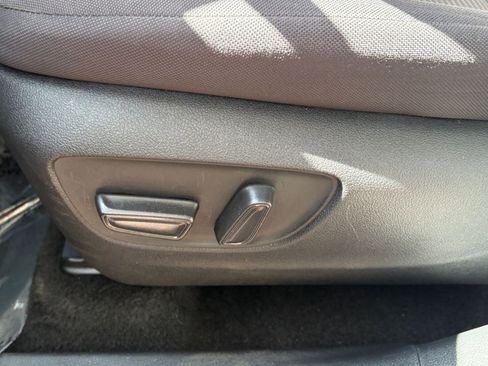 Used 2025 Toyota Highlander LE FWD image 22