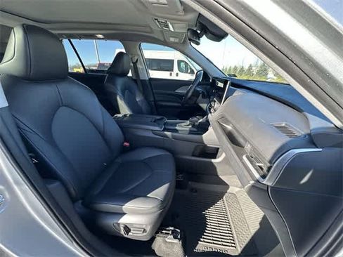 Used 2024 Toyota Grand Highlander XLE image 22