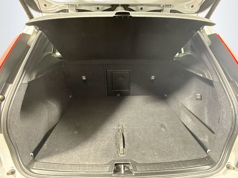 Used 2020 Volvo XC40 T5 Momentum image 26