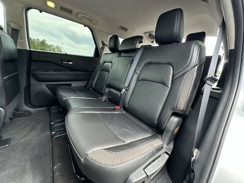 Used 2025 Nissan Pathfinder SL FWD image 24