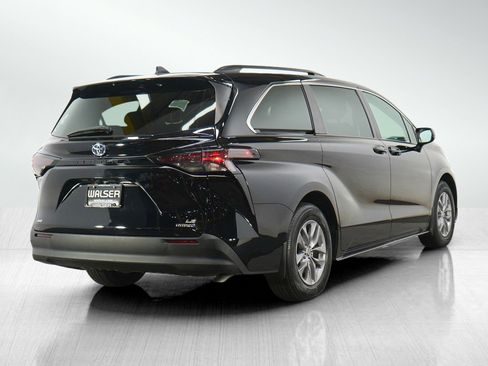 Used 2024 Toyota Sienna LE AWD/4WD image 5
