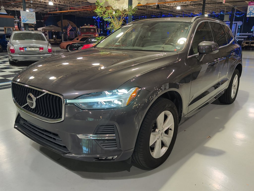Used 2022 Volvo XC60 B5 Momentum w/ Climate Package FWD image 2