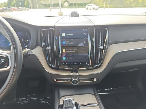 Used 2022 Volvo XC60 B5 Inscription image 18