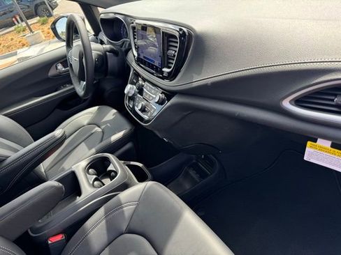 New 2026 Chrysler Pacifica Select AWD/4WD image 23