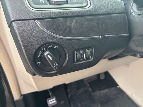 Used 2016 Chrysler Town & Country Touring image 19