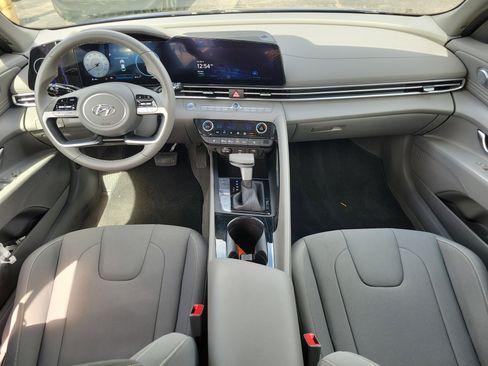 Used 2023 Hyundai Elantra SEL w/ Convenience Package image 10