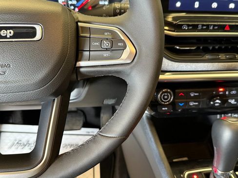 Used 2024 Jeep Compass Latitude image 11