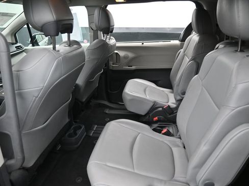 Used 2022 Toyota Sienna XLE FWD image 25