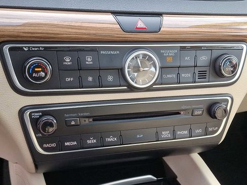 Used 2018 Kia Cadenza Premium w/ Luxury Package image 16